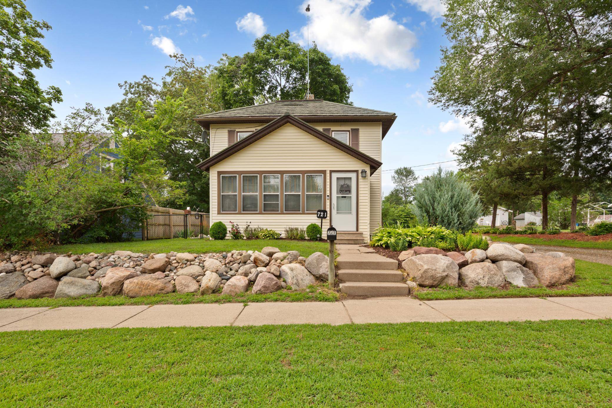 721 1st ST N, Waterville, MN 56096