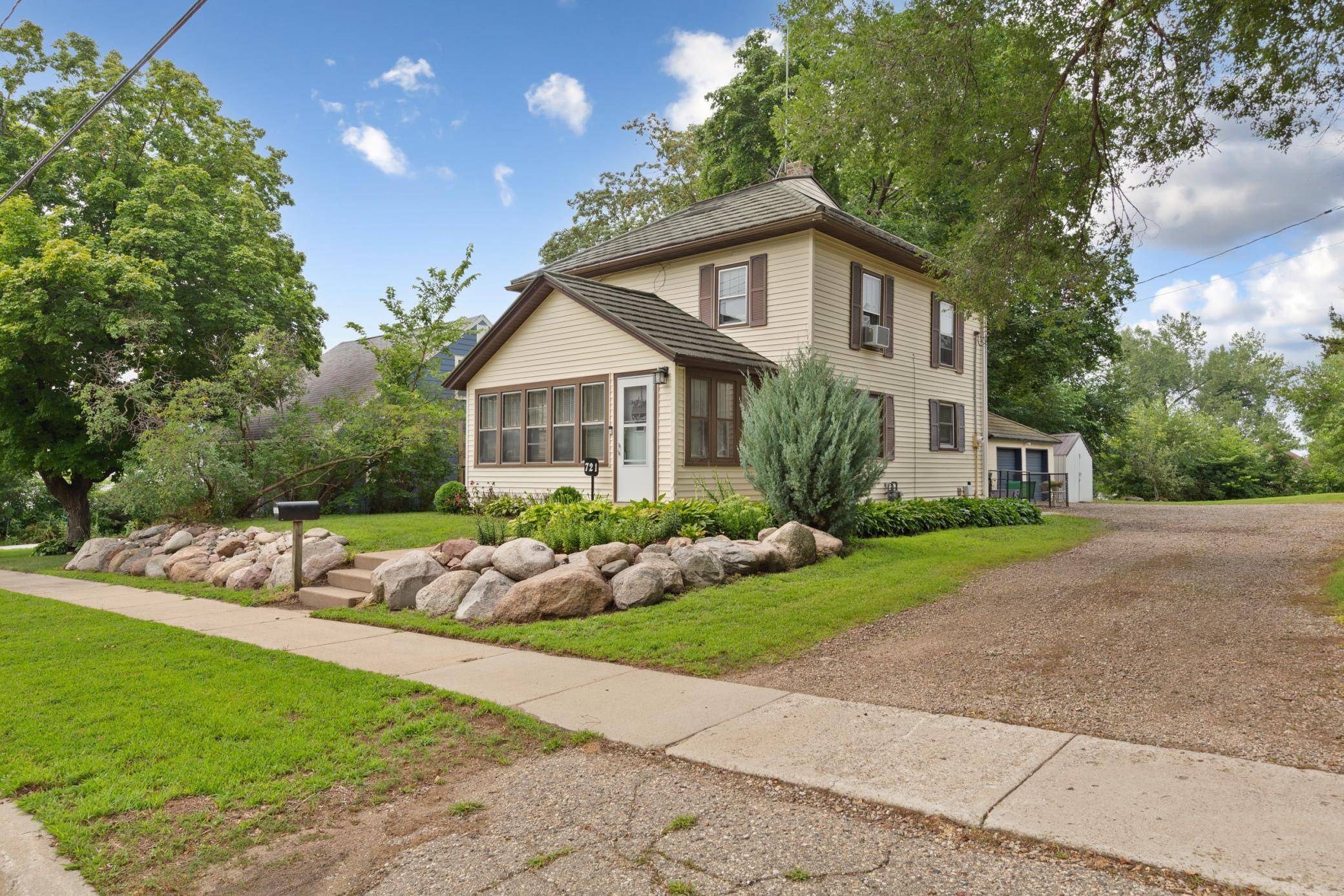 721 1st ST N, Waterville, MN 56096
