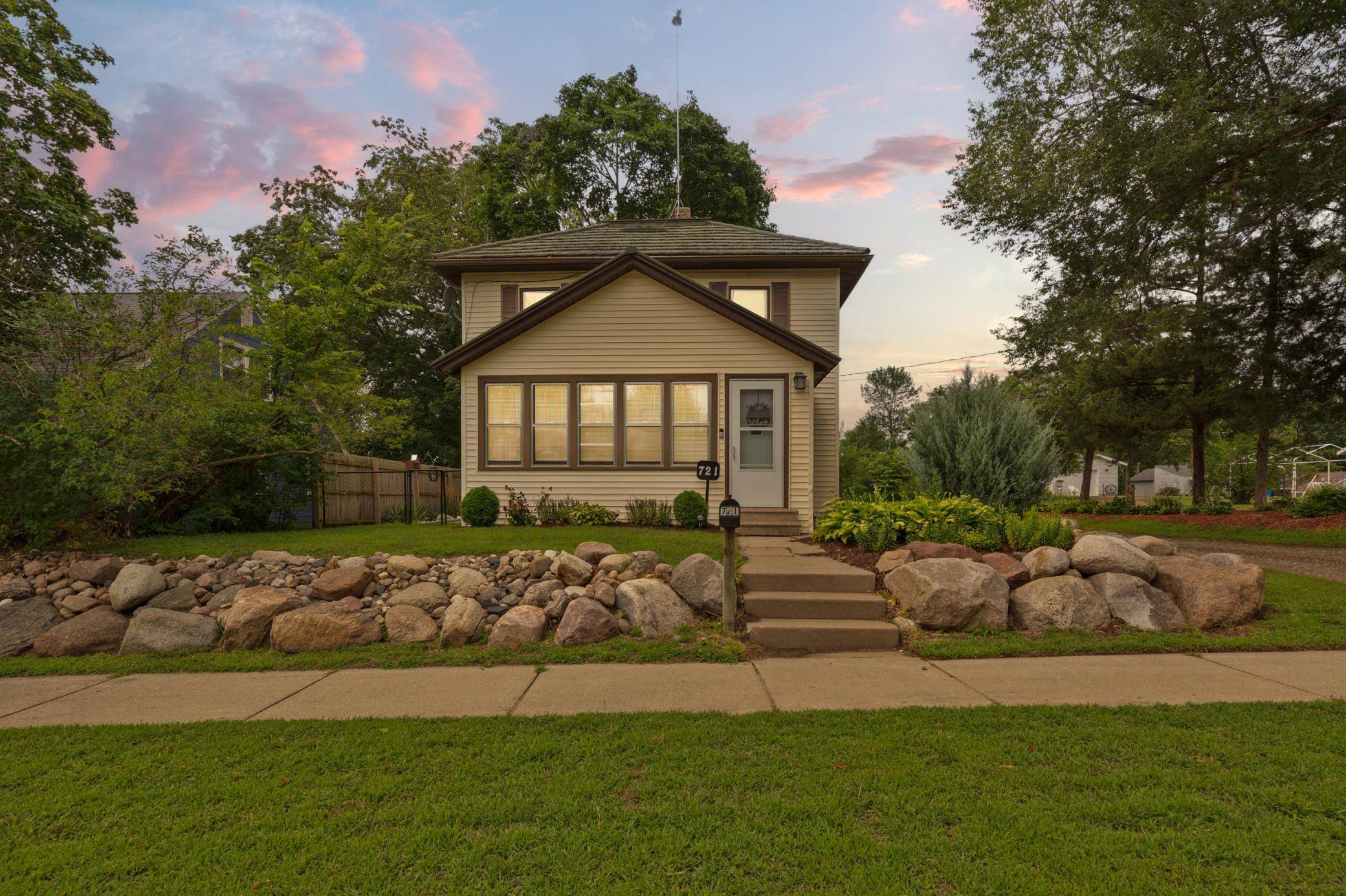 721 1st ST N, Waterville, MN 56096