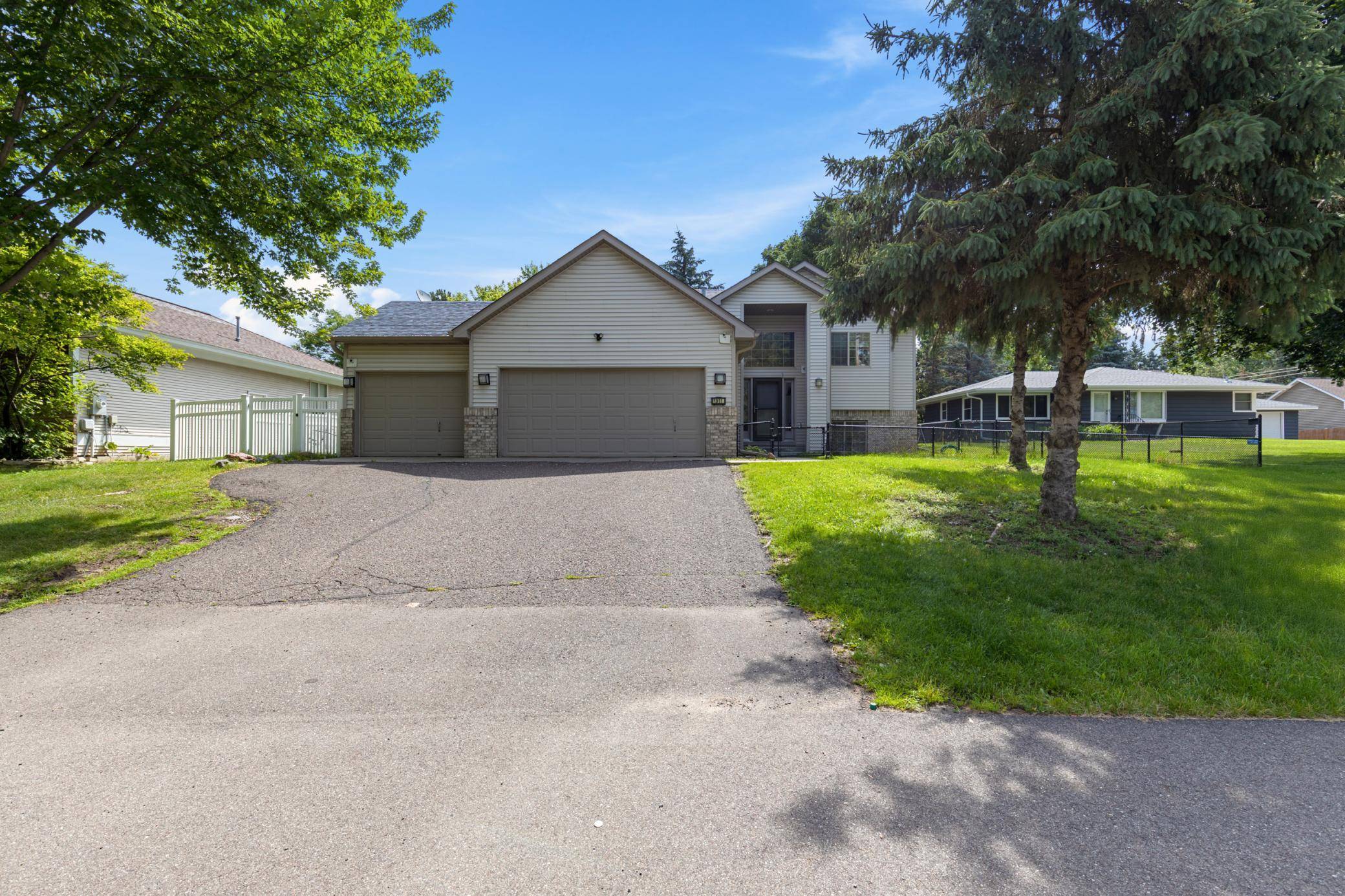 1911 Queens DR, Woodbury, MN 55125