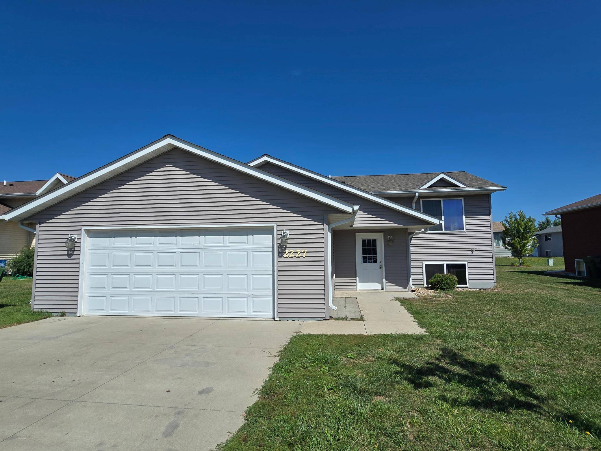 2227 Castlewood DR, Worthington, MN 56187