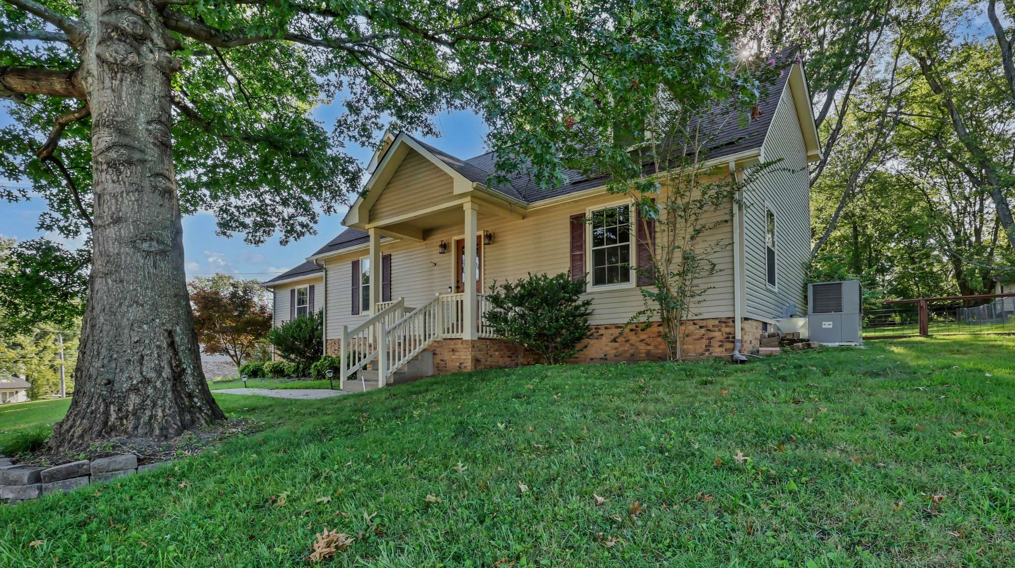1025 Hillshire Dr, Clarksville, TN 37043