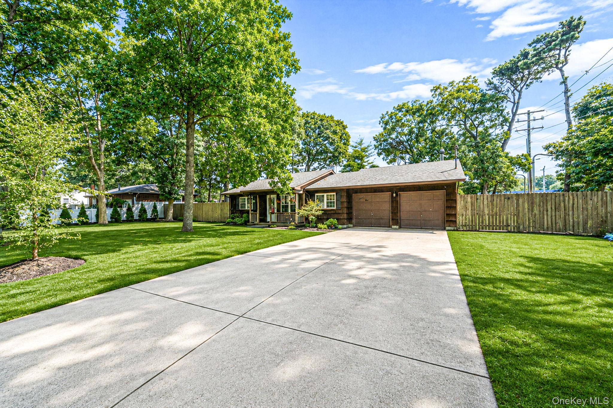 21 Windus DR, Shirley, NY 11967