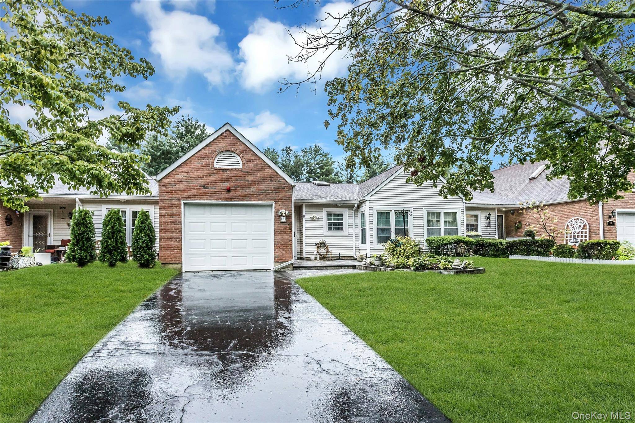 8 Chippendale DR, Mount Sinai, NY 11766