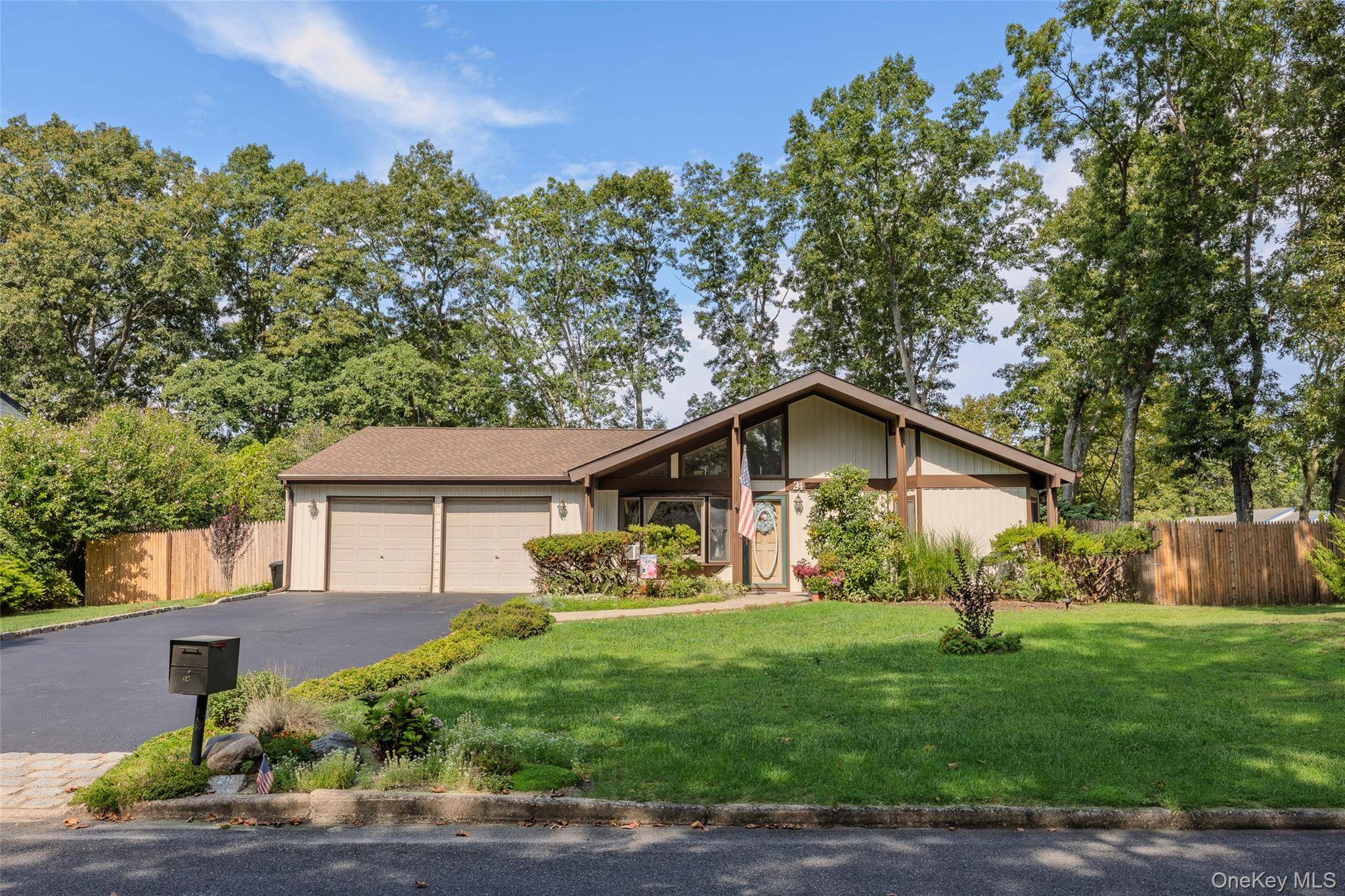 24 Yosemite LN, Coram, NY 11727