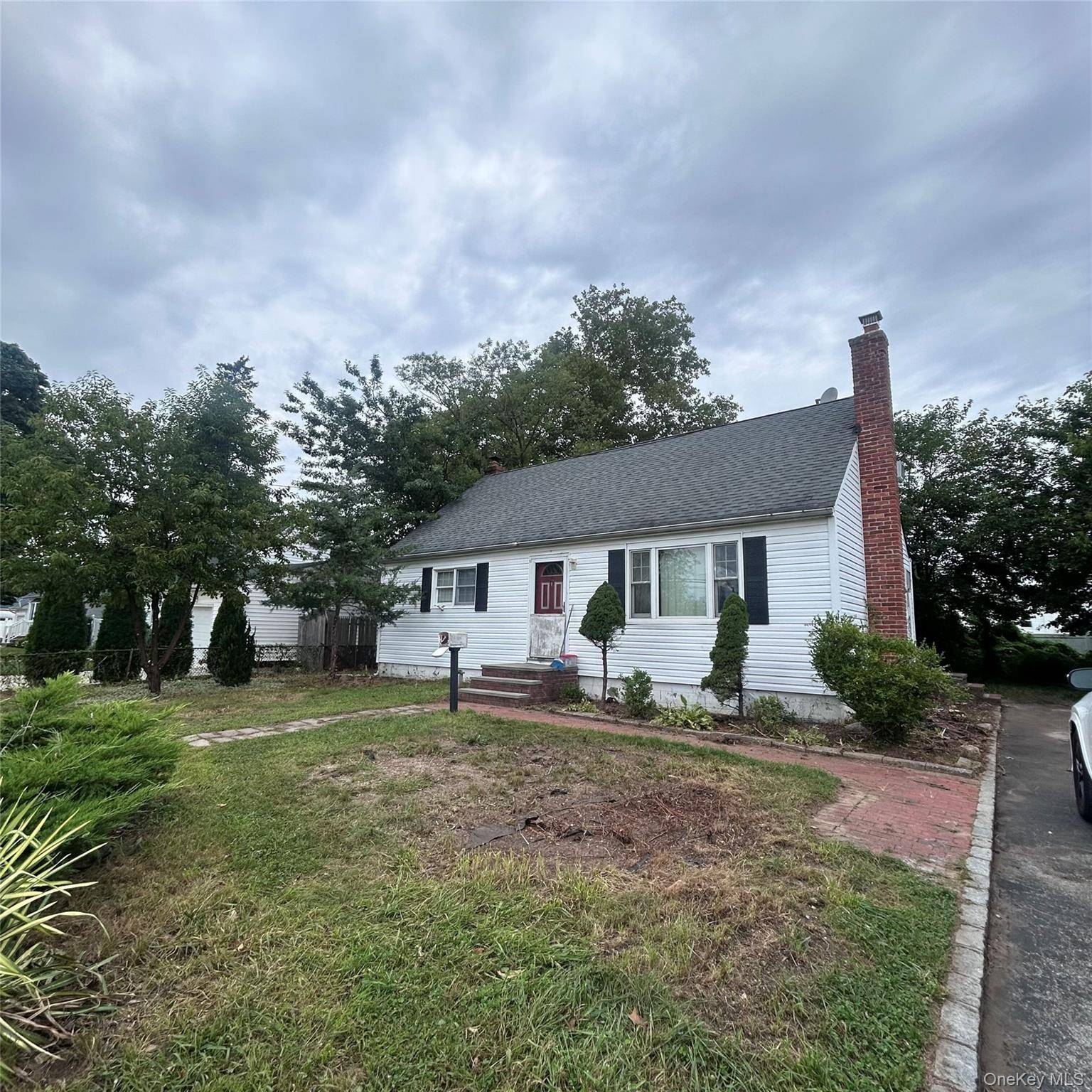 364 42nd ST, Lindenhurst, NY 11757