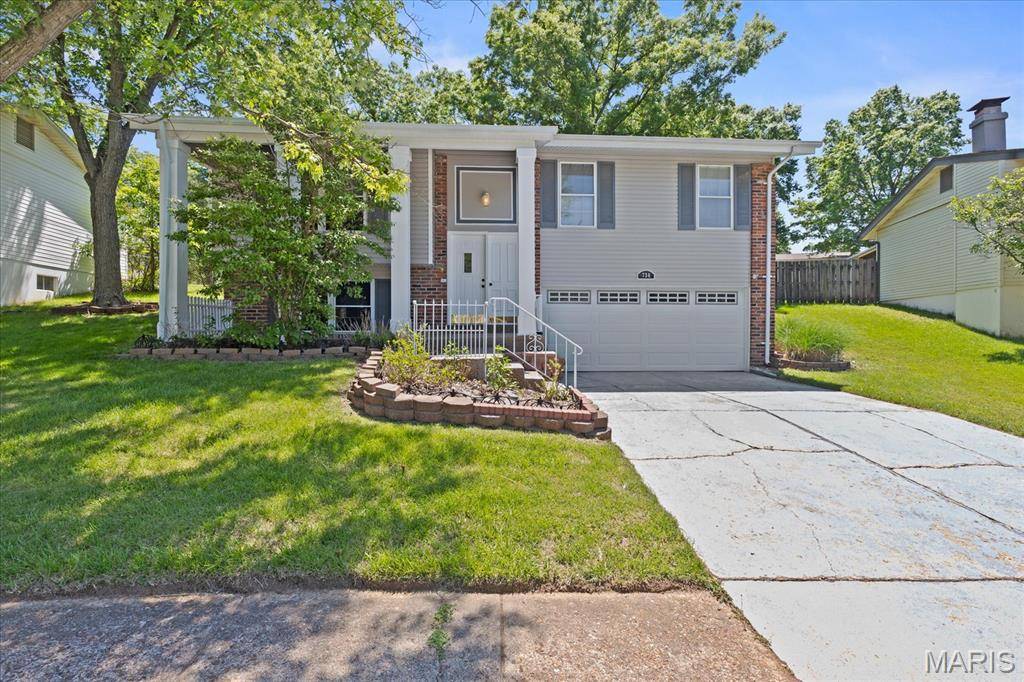 738 Village Wood CT, Ballwin, MO 63021