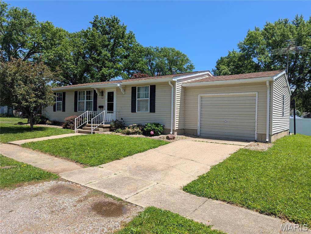 304 Charles AVE, Greenville, IL 62246