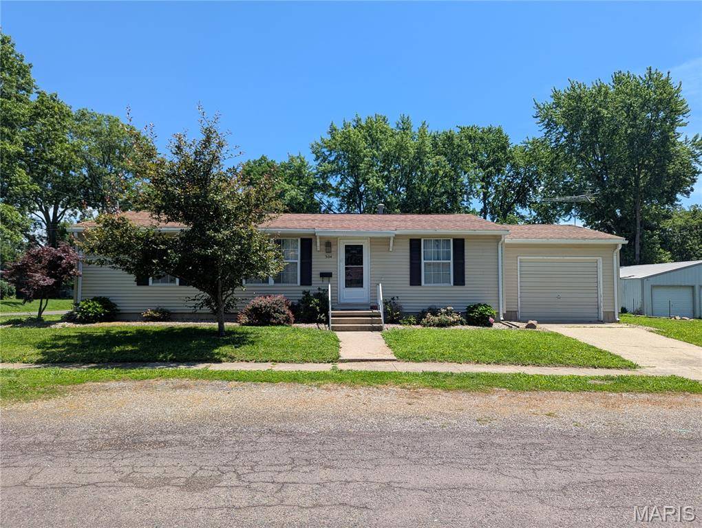 304 Charles AVE, Greenville, IL 62246
