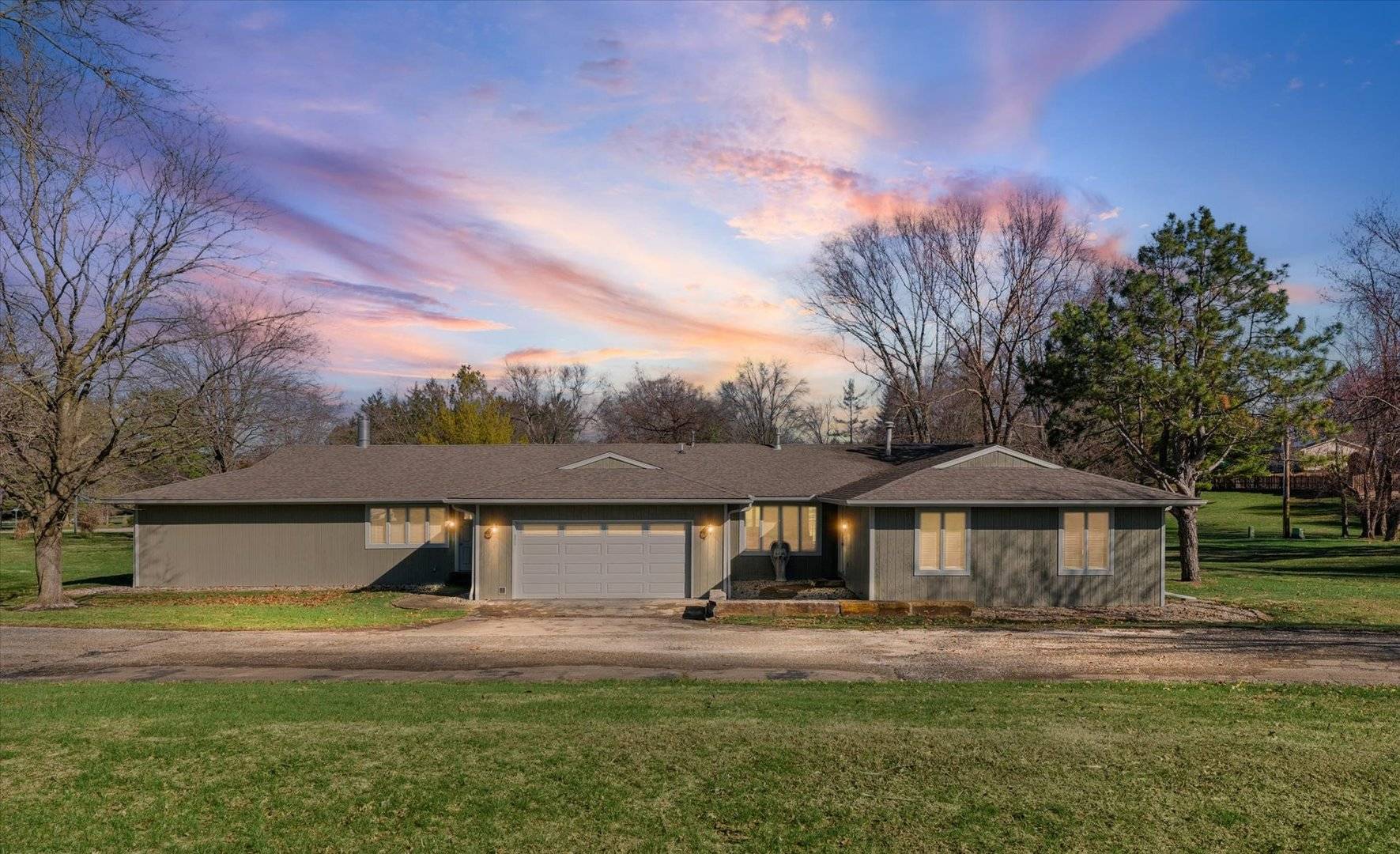 1902 Golf DR, Mahomet, IL 61853