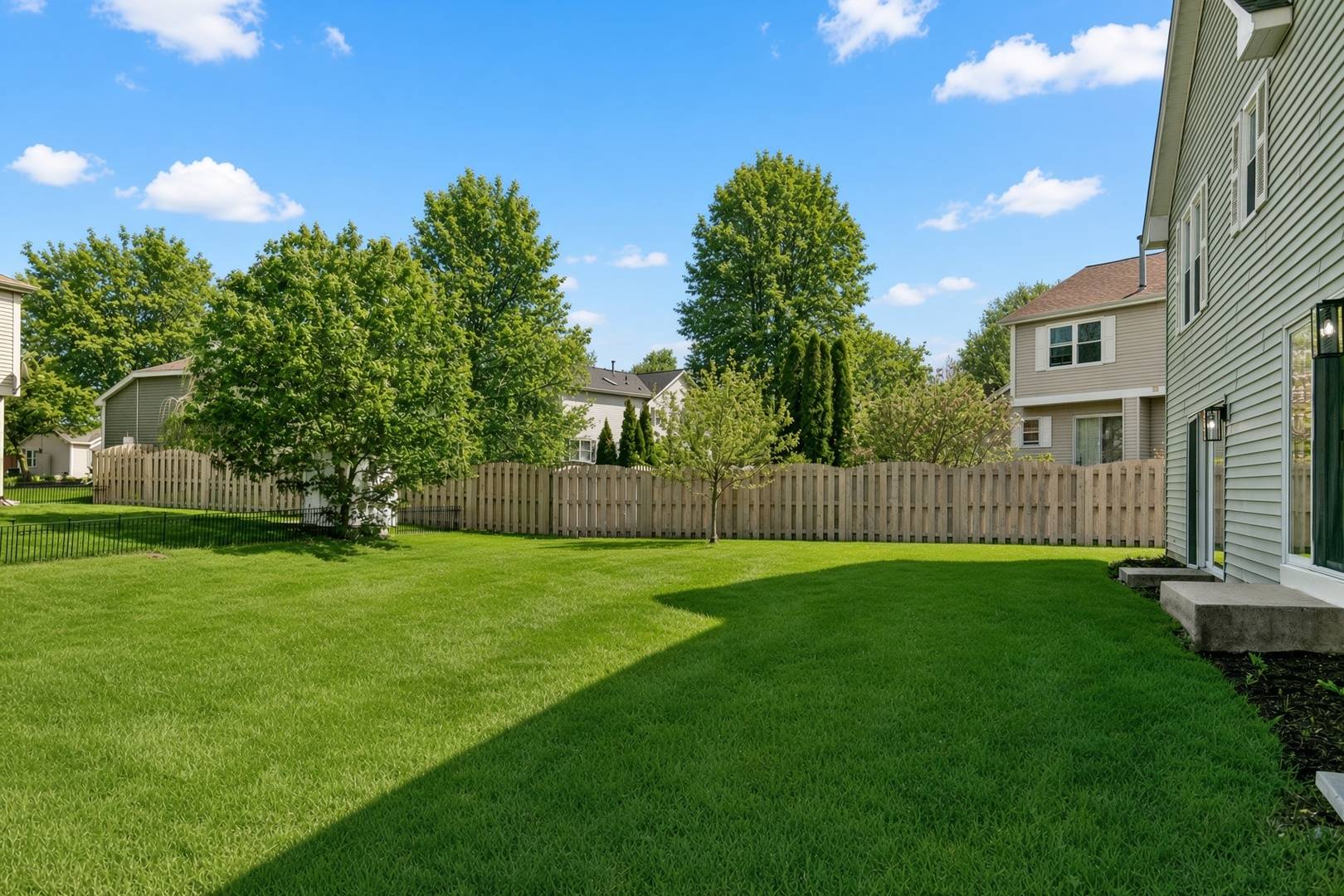 731 Roaring Brook LN, Algonquin, IL 60102