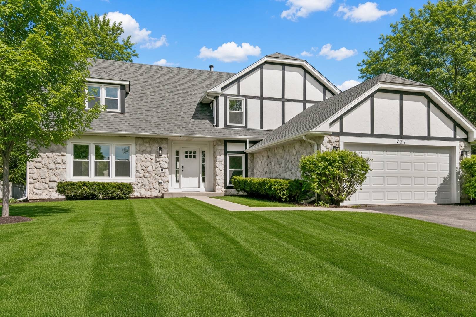 731 Roaring Brook LN, Algonquin, IL 60102