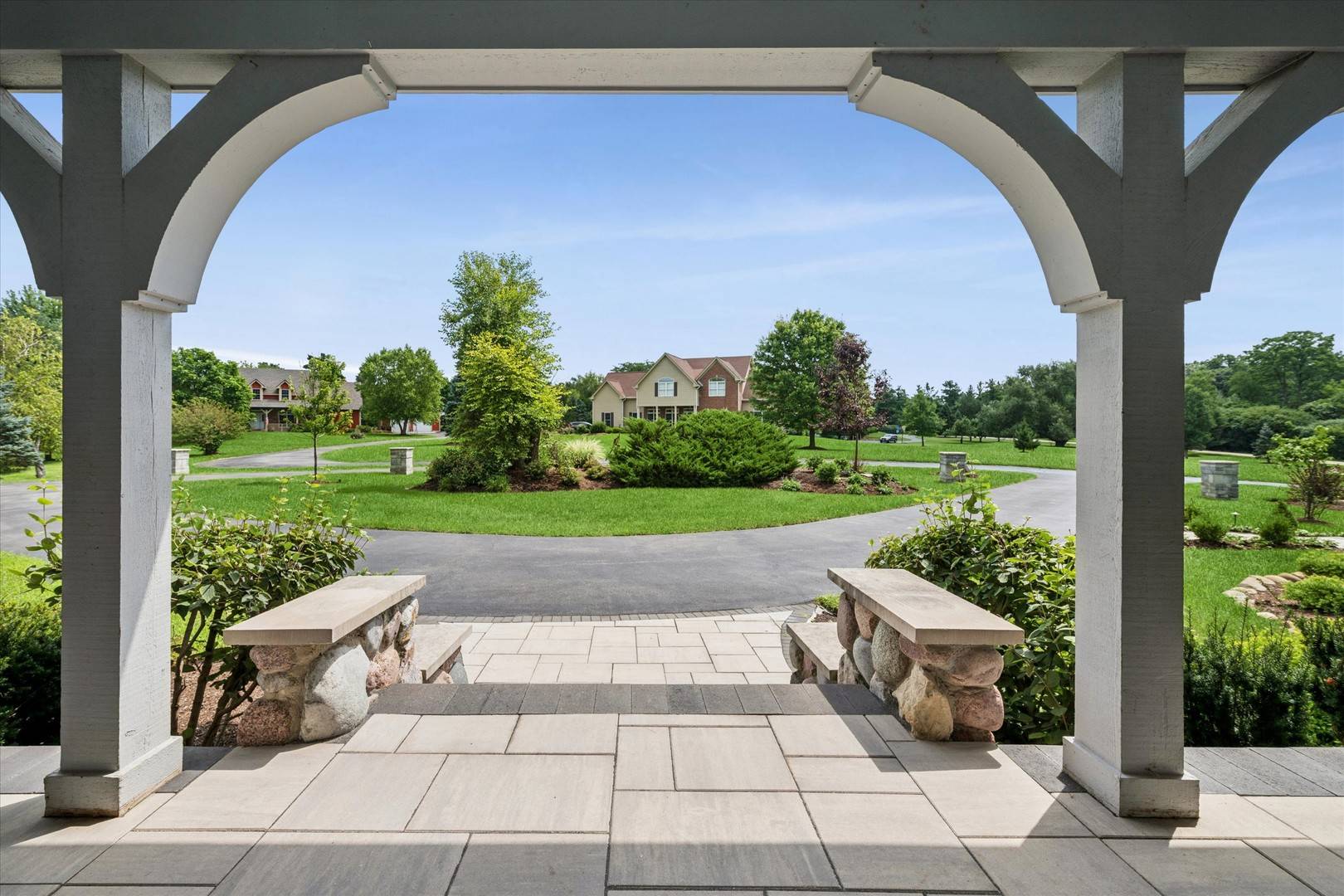 145 Clover Hill LN, North Barrington, IL 60010