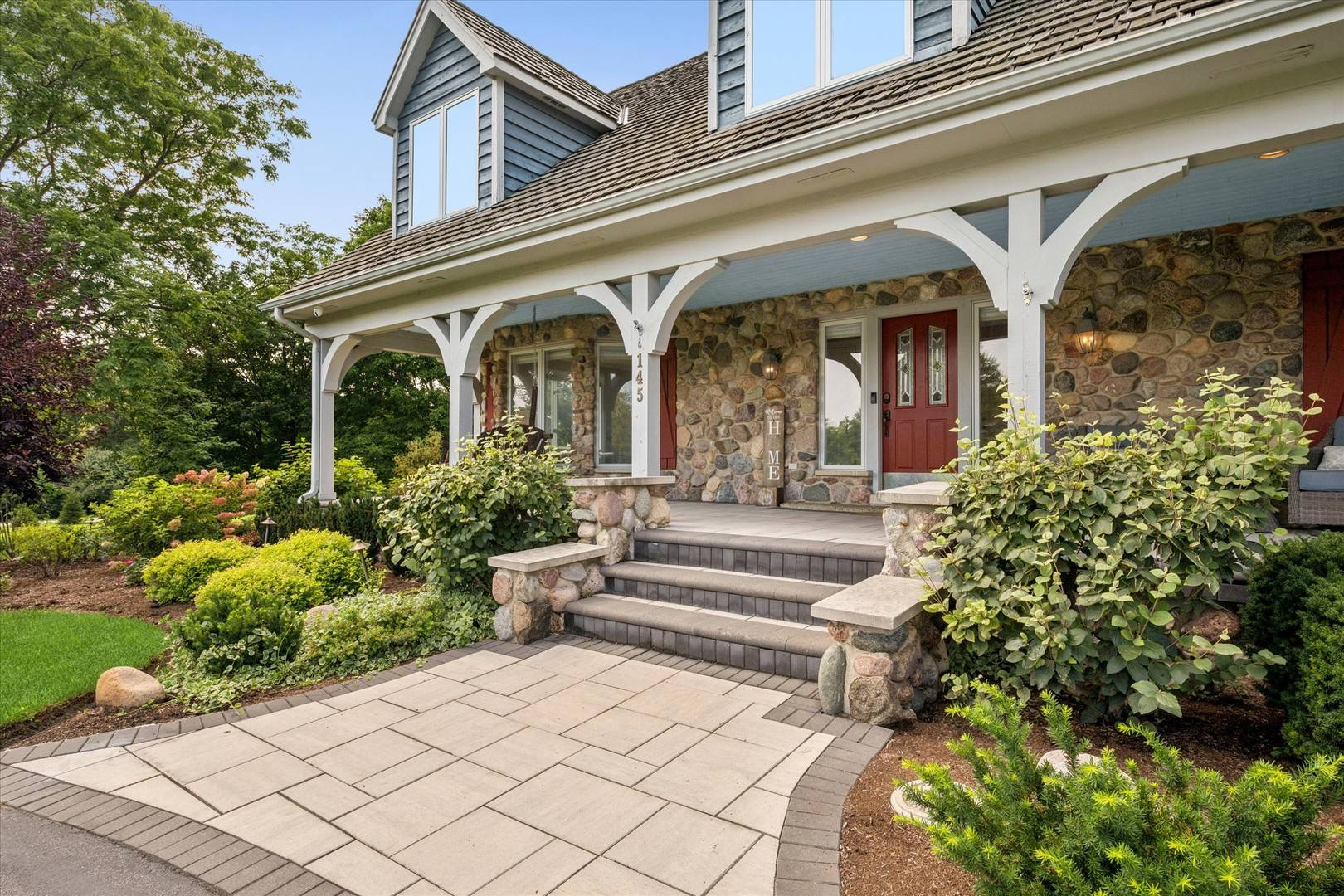 145 Clover Hill LN, North Barrington, IL 60010