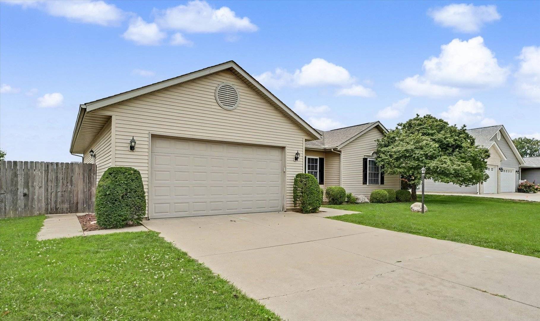 1203 EDGEVIEW DR, Mahomet, IL 61853