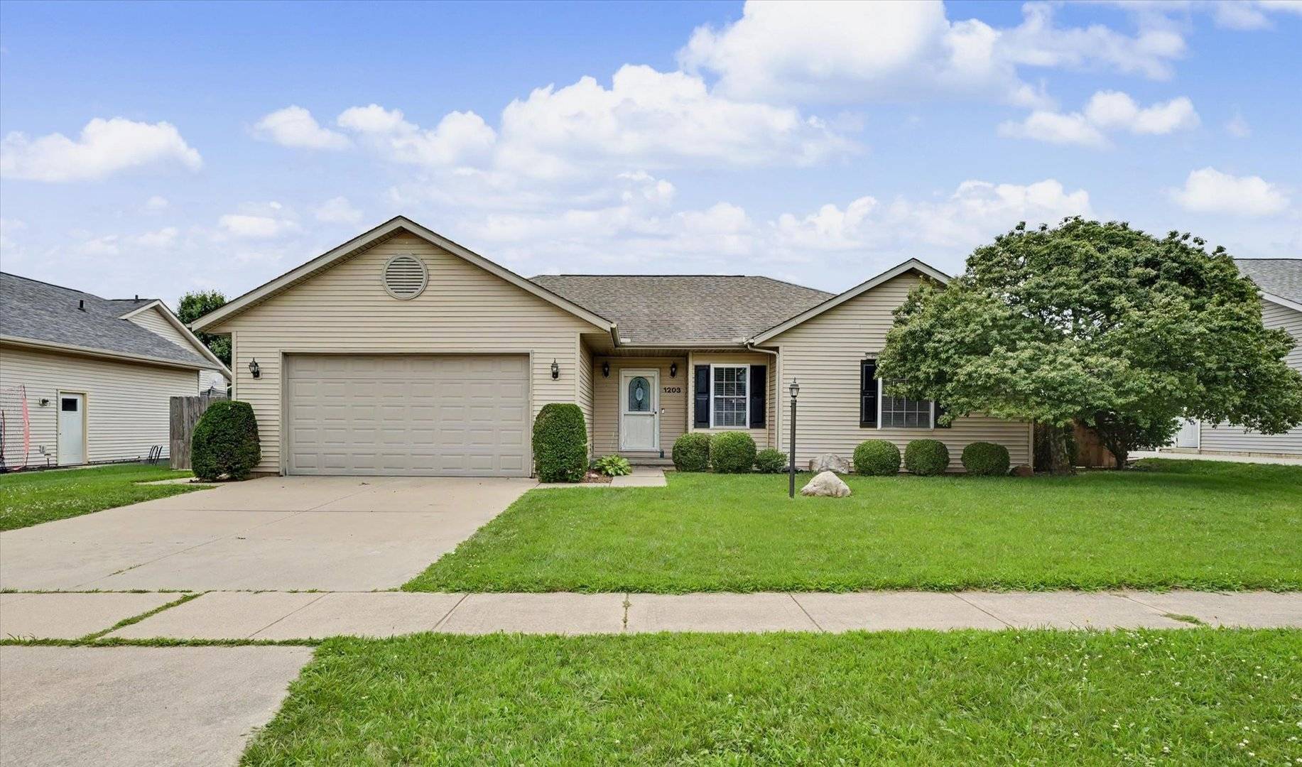 1203 EDGEVIEW DR, Mahomet, IL 61853