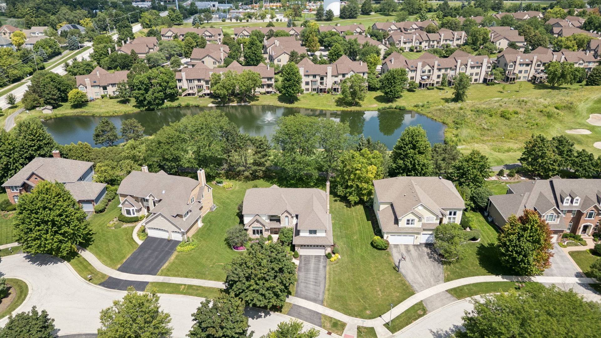 26w144 Houghton LN, Winfield, IL 60190