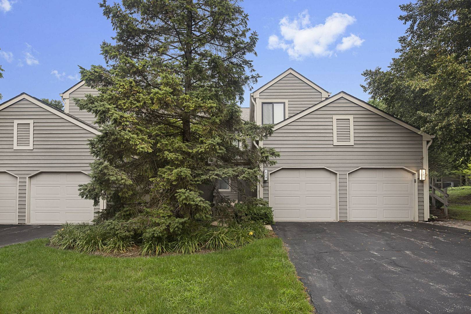 488 White Oak LN, Lake Barrington, IL 60010