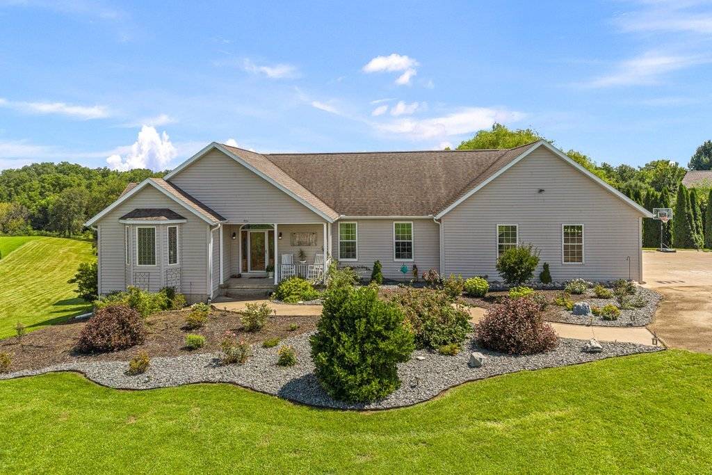 701 Sarah LN, Clinton, IA 52732