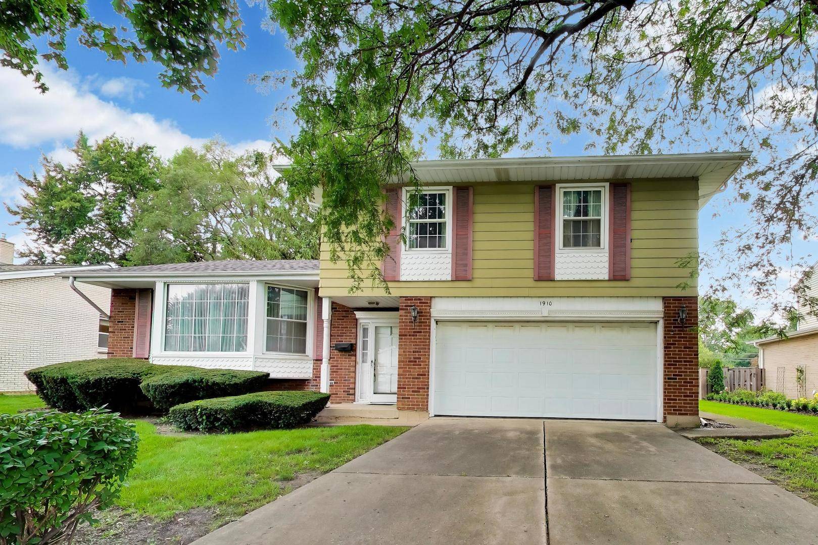1910 E Robinhood LN, Arlington Heights, IL 60004