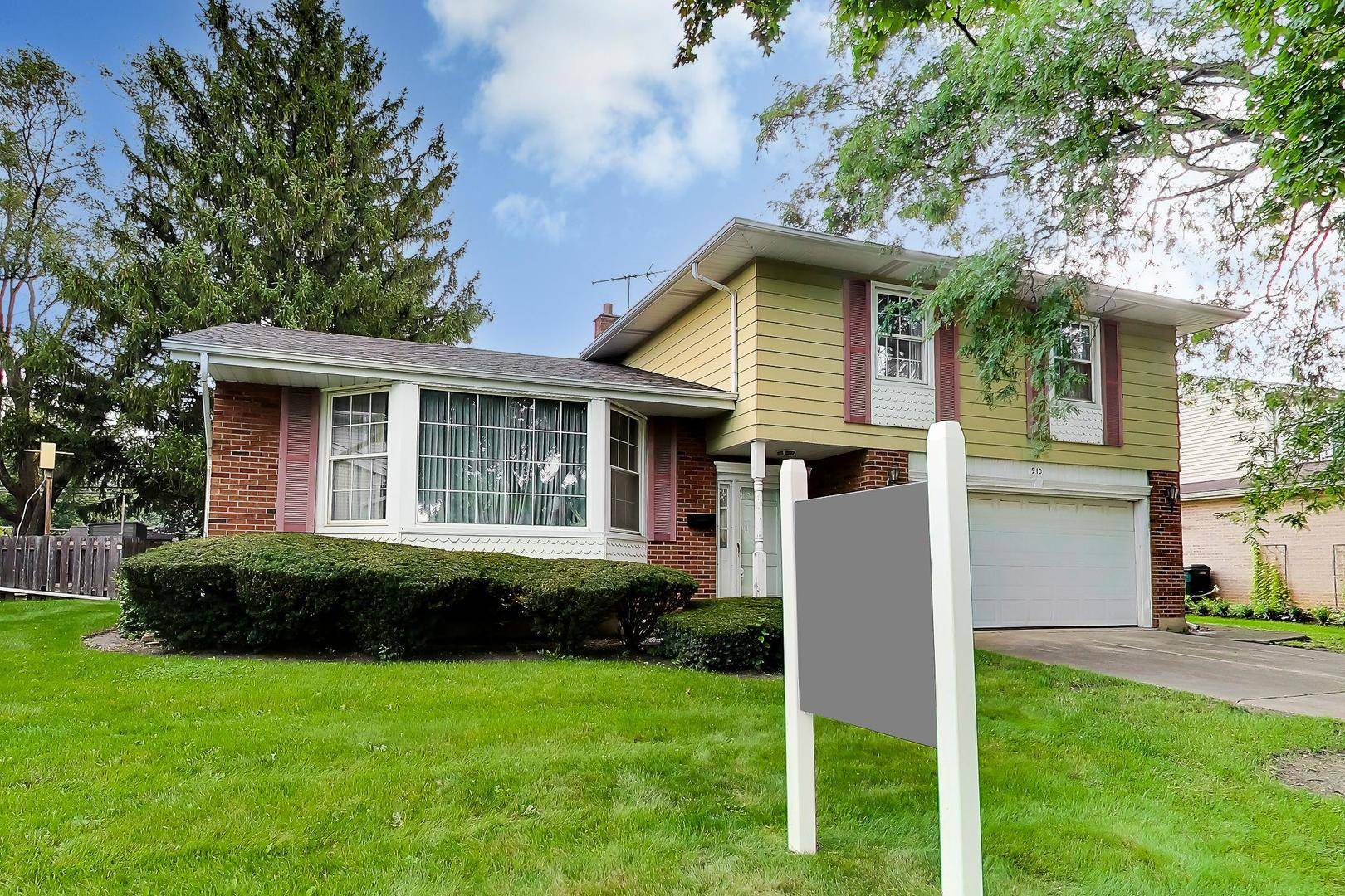 1910 E Robinhood LN, Arlington Heights, IL 60004