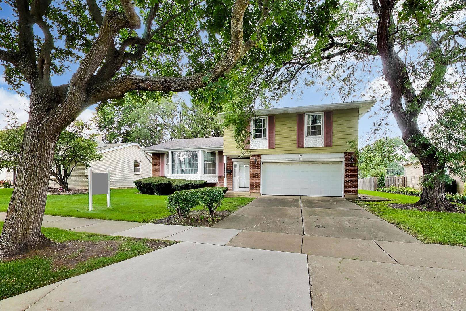 1910 E Robinhood LN, Arlington Heights, IL 60004