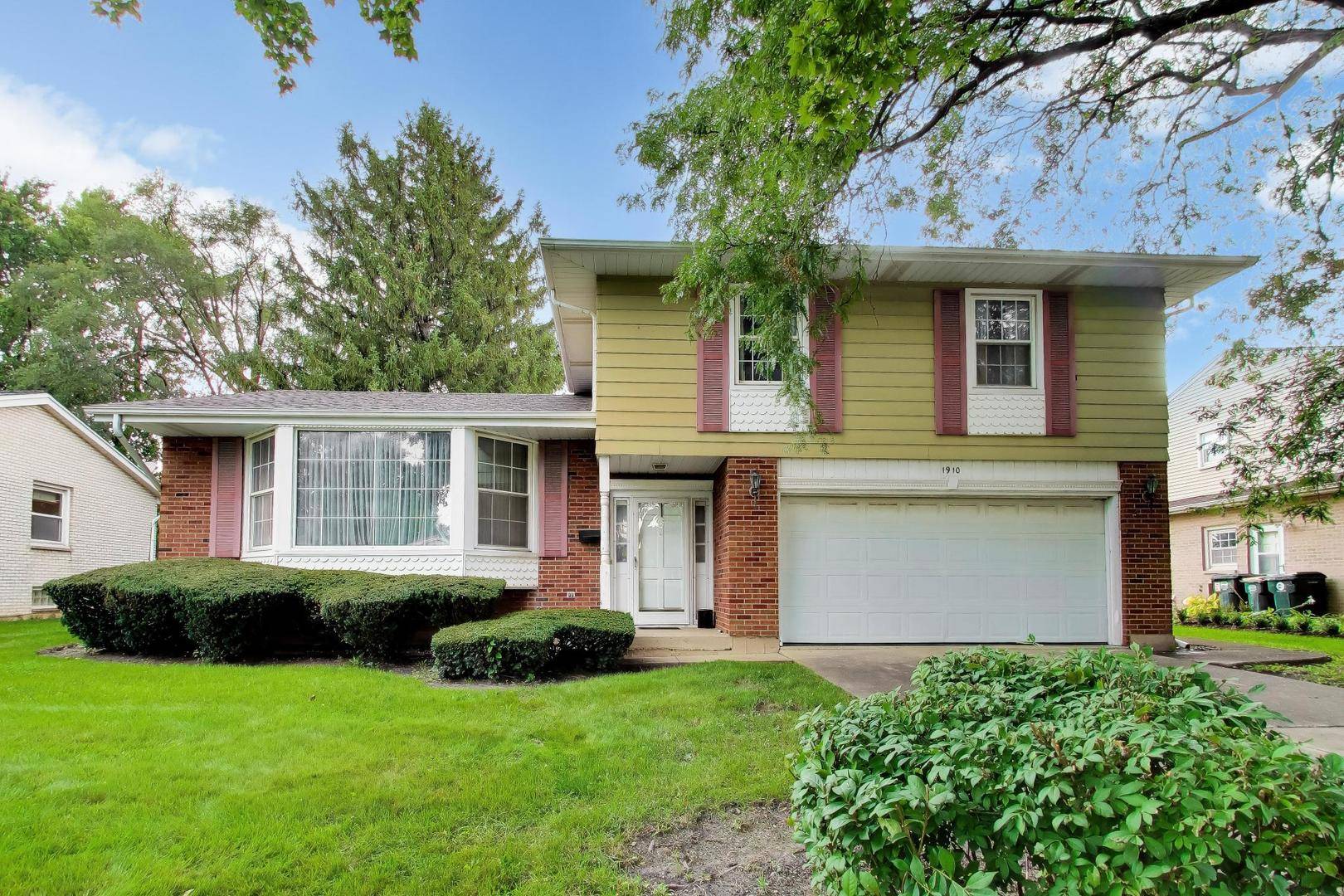 1910 E Robinhood LN, Arlington Heights, IL 60004