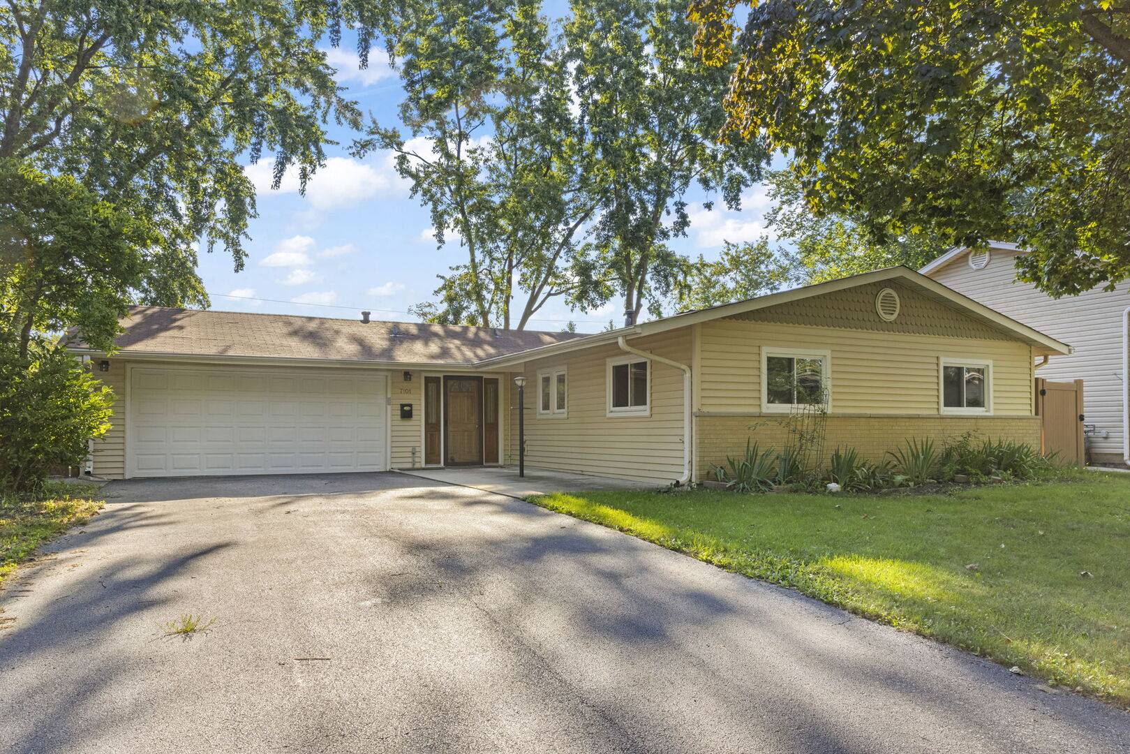 7101 Edgebrook LN, Hanover Park, IL 60133