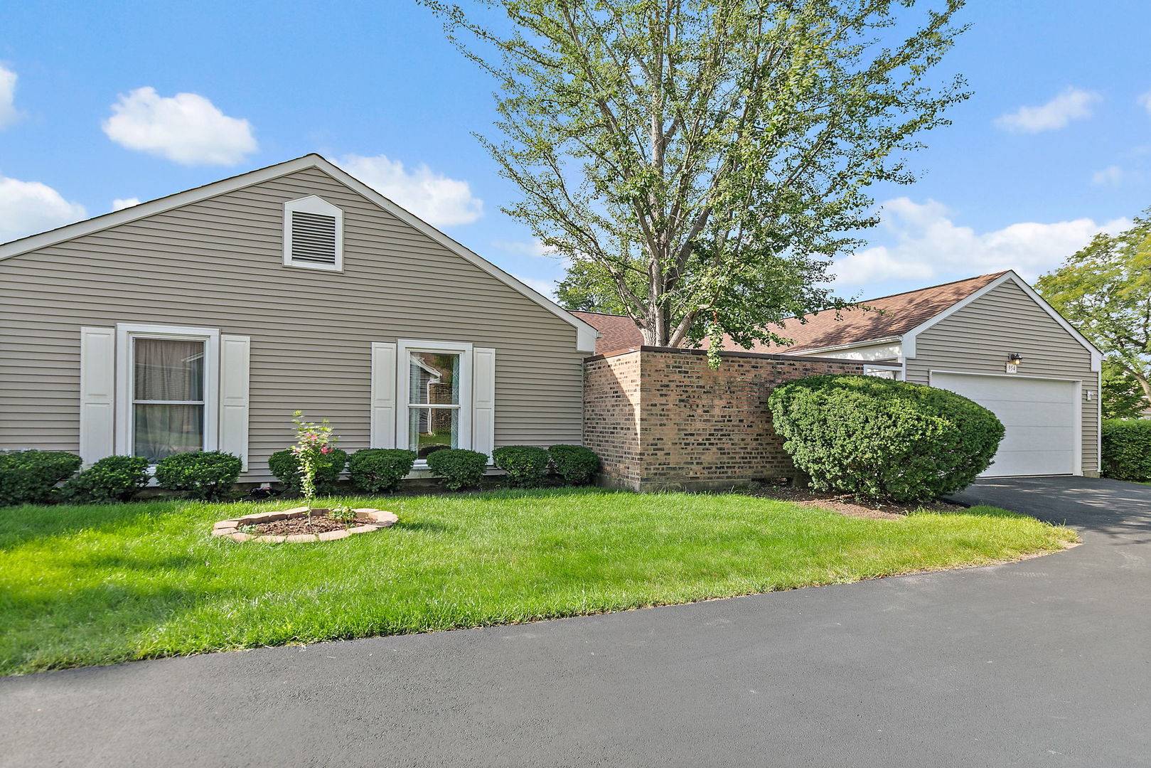 954 Dartmouth DR, Wheaton, IL 60189
