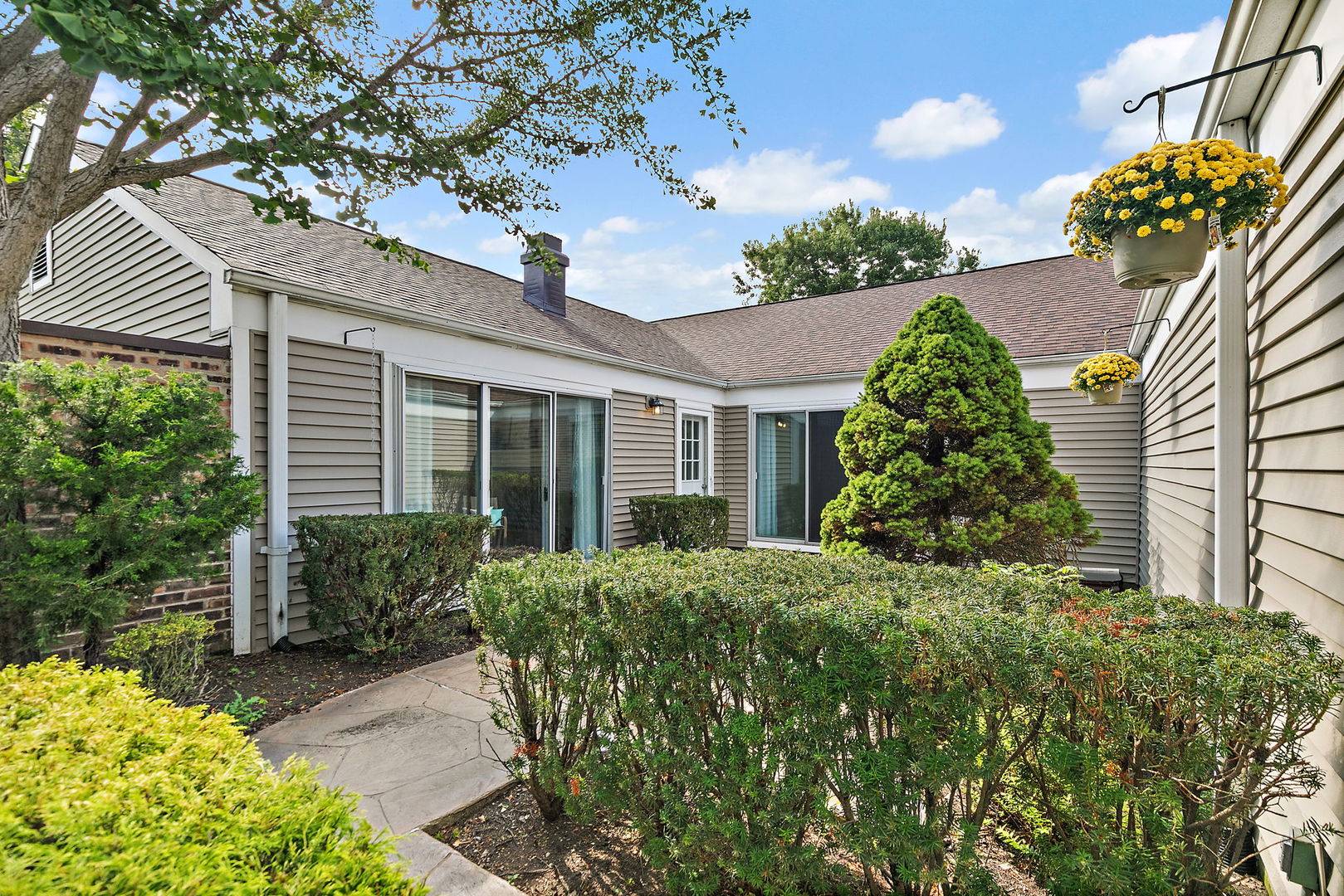 954 Dartmouth DR, Wheaton, IL 60189
