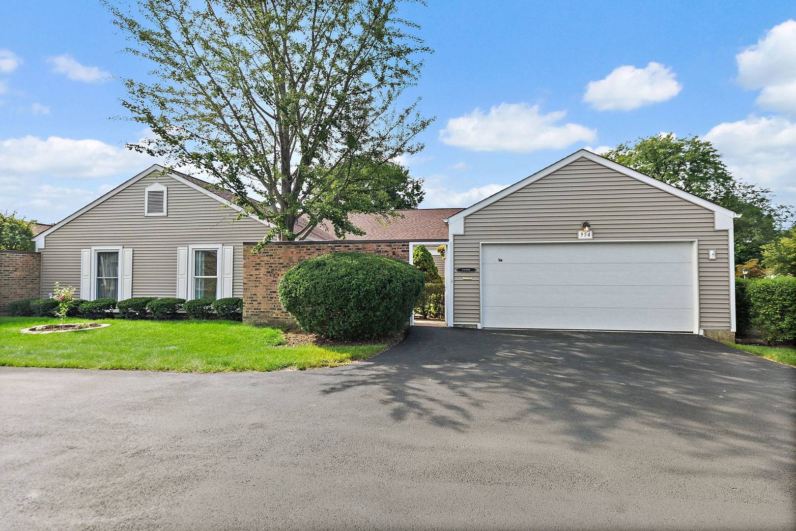 954 Dartmouth DR, Wheaton, IL 60189