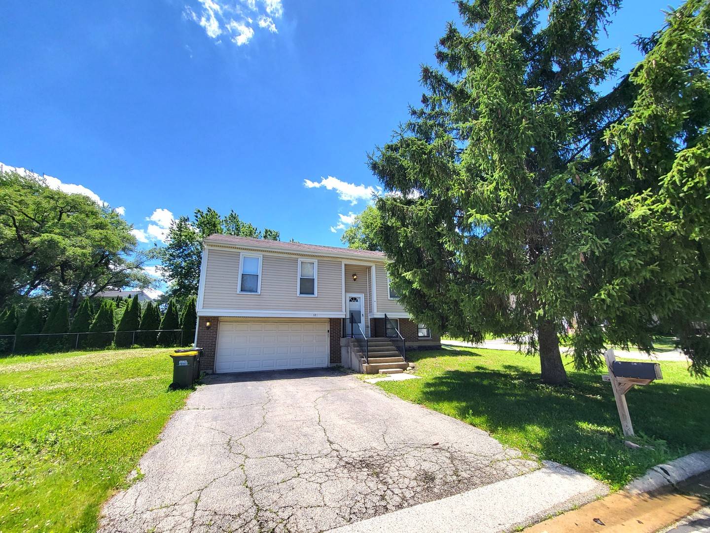 682 N OSWEGO DR, Carol Stream, IL 60188