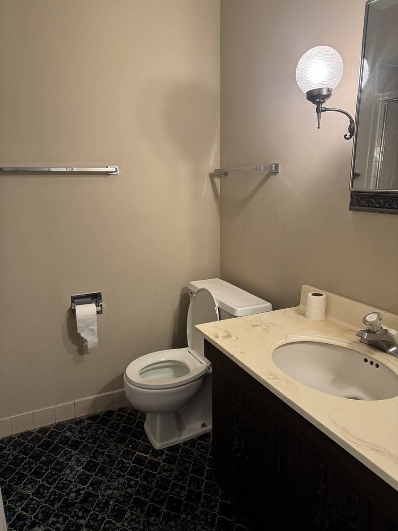 9374 Landings LN #201, Des Plaines, IL 60016