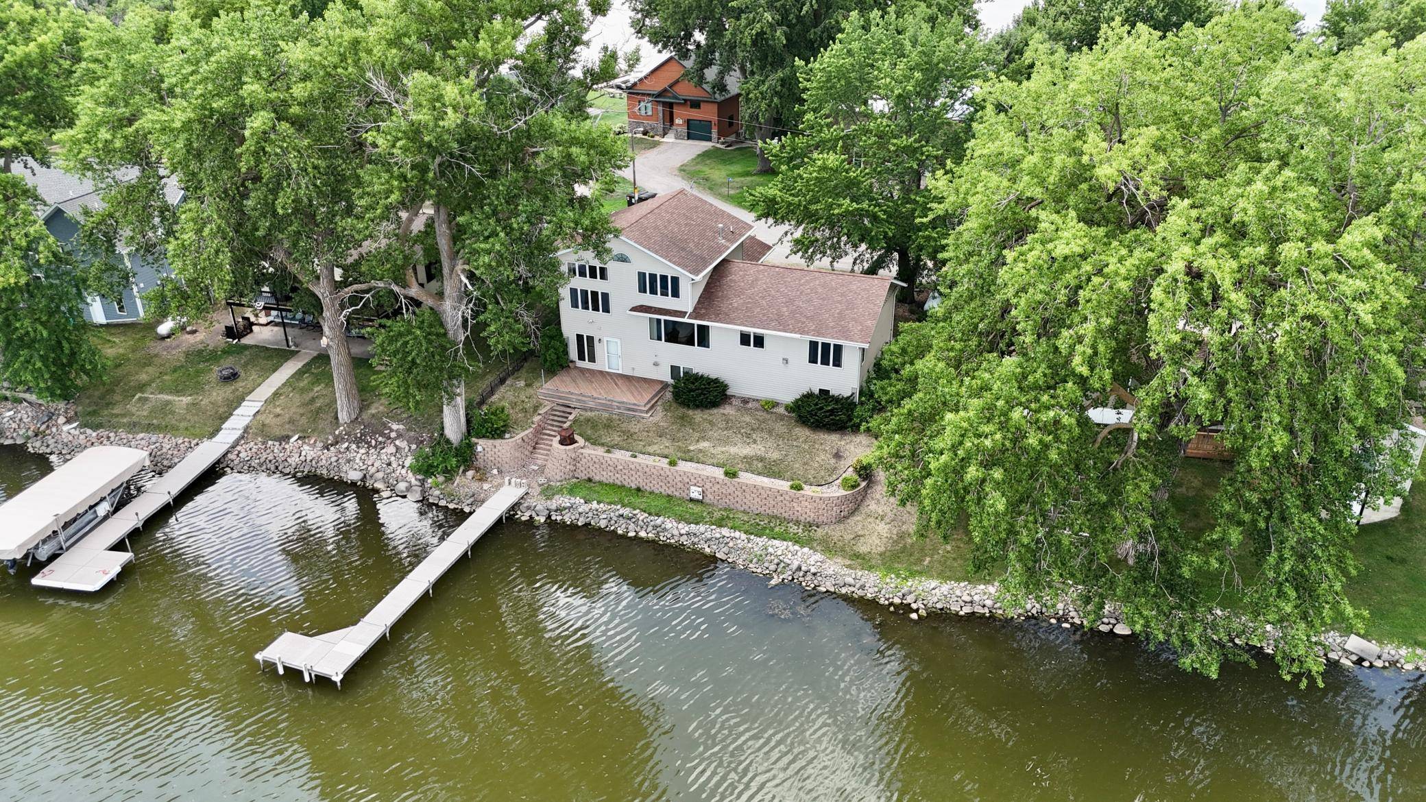 6 Edgewater RD, Slayton, MN 56172