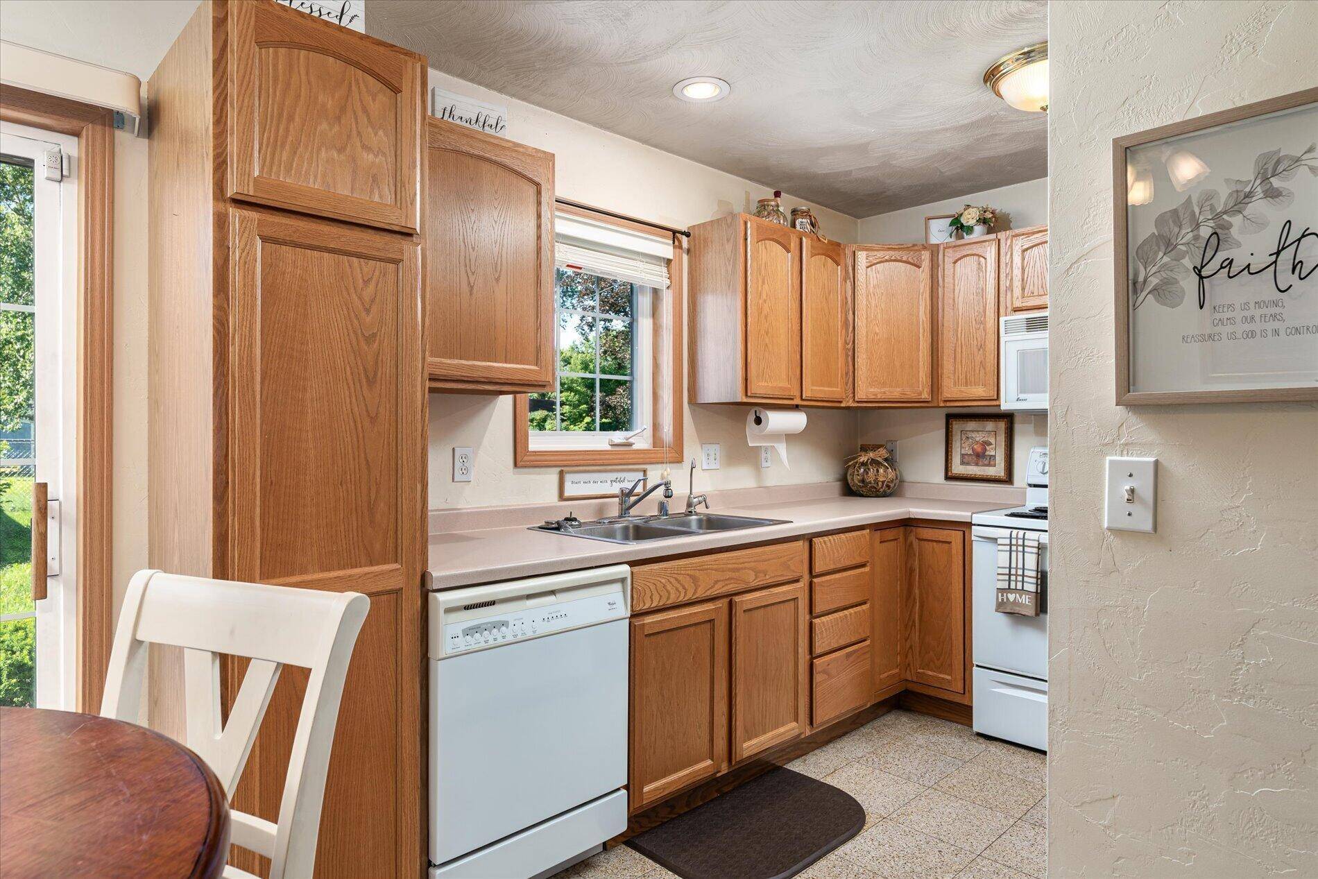 808 Cedar DR #B, La Crescent, MN 55947