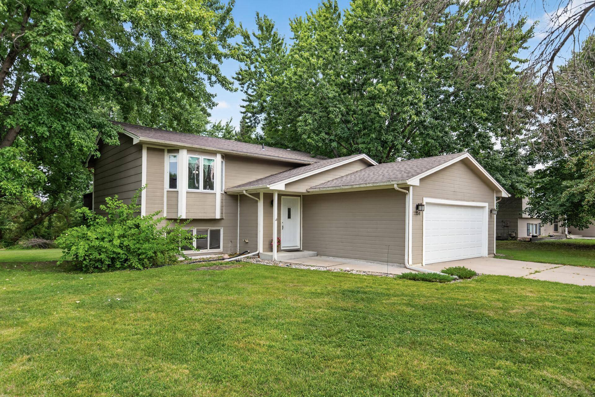 2250 Van Sloun RD, Chaska, MN 55318