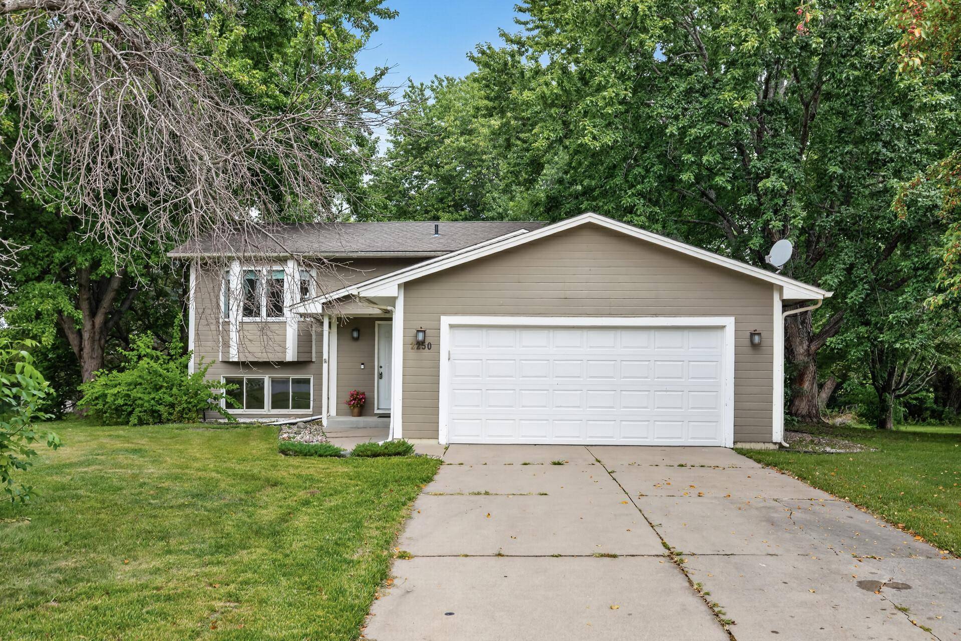 2250 Van Sloun RD, Chaska, MN 55318