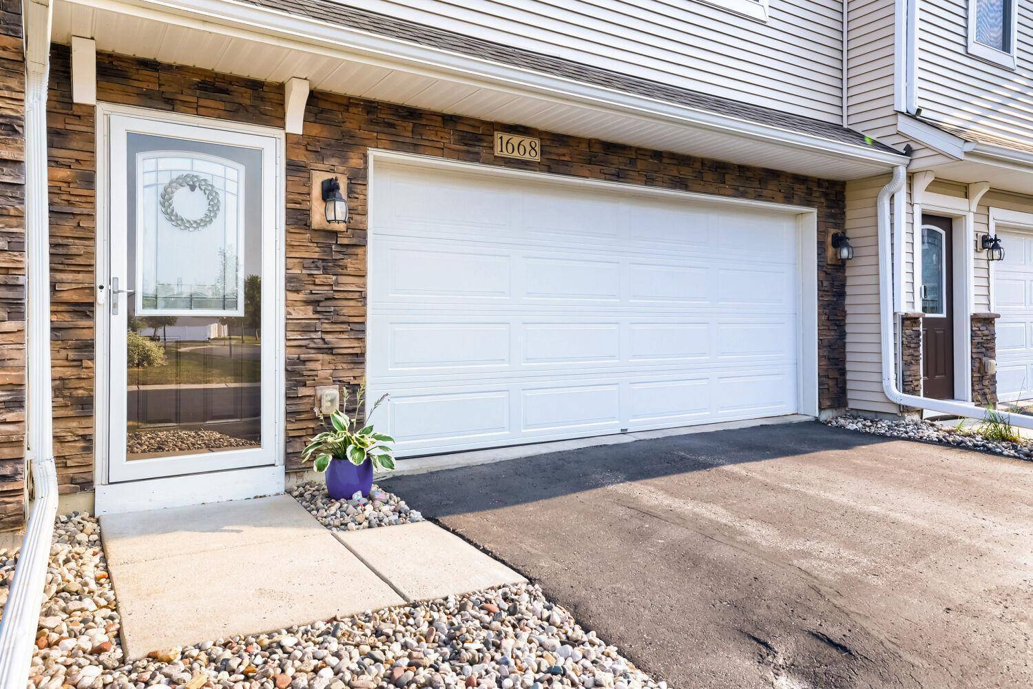 1668 Windigo LN, Shakopee, MN 55379