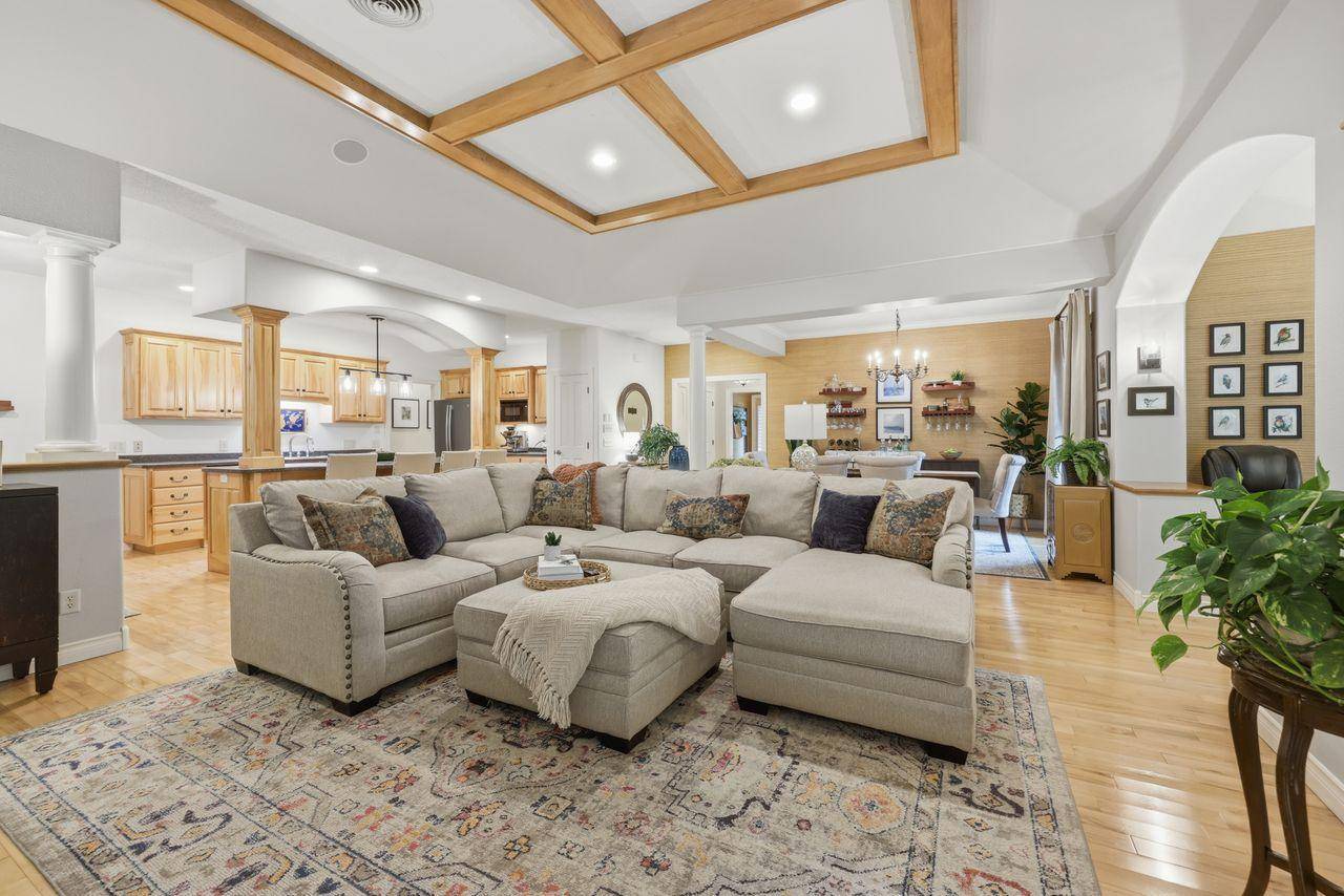 514 Julia CIR, Spicer, MN 56288