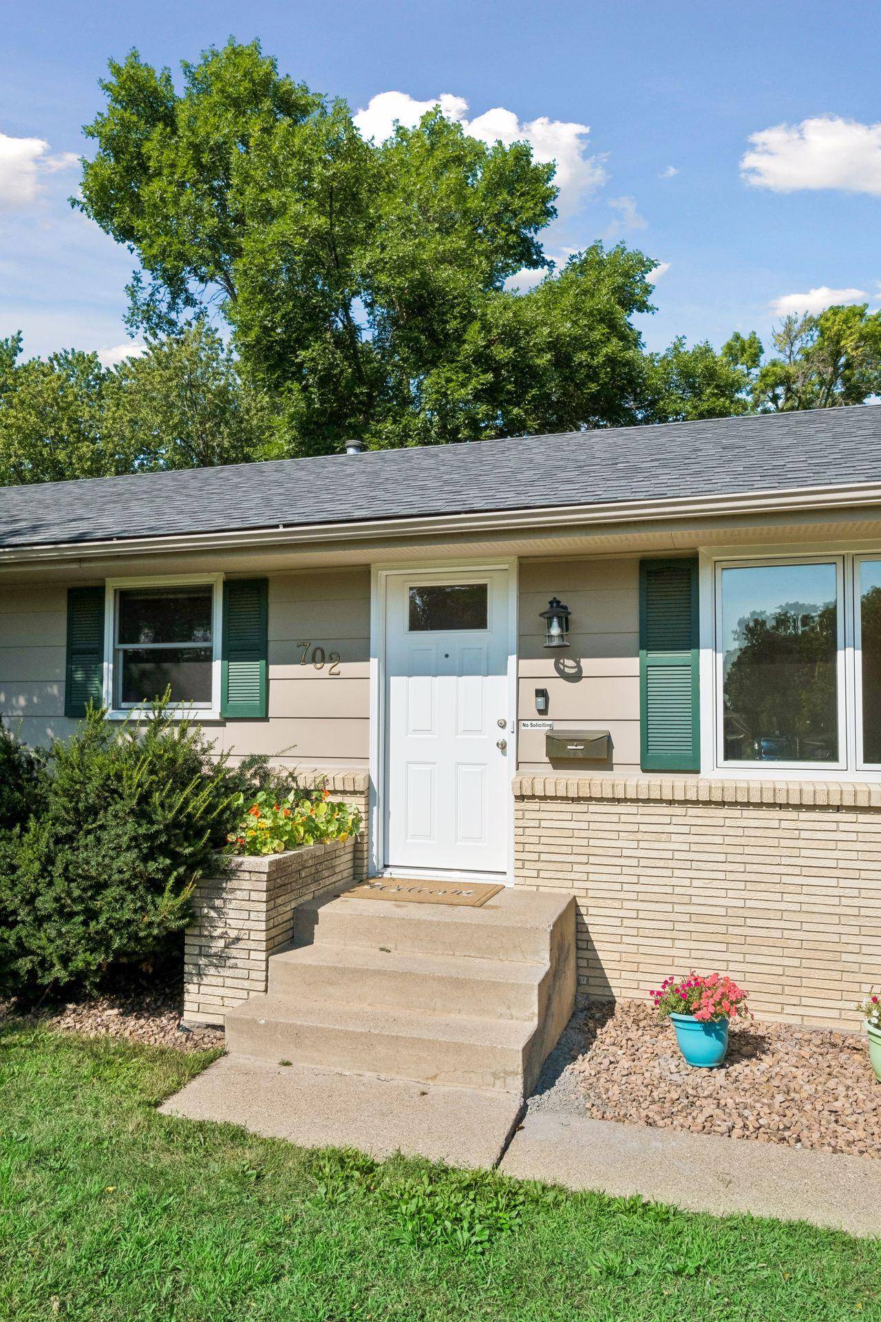 702 Madison ST S, Shakopee, MN 55379