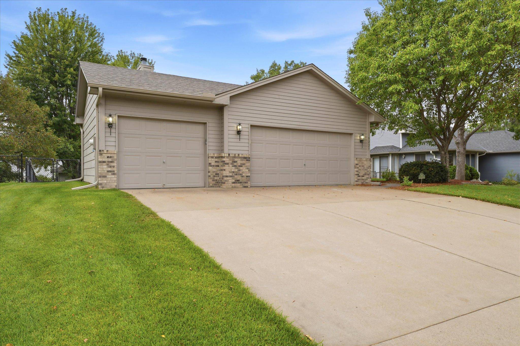 9225 Queens GDNS, Brooklyn Park, MN 55443