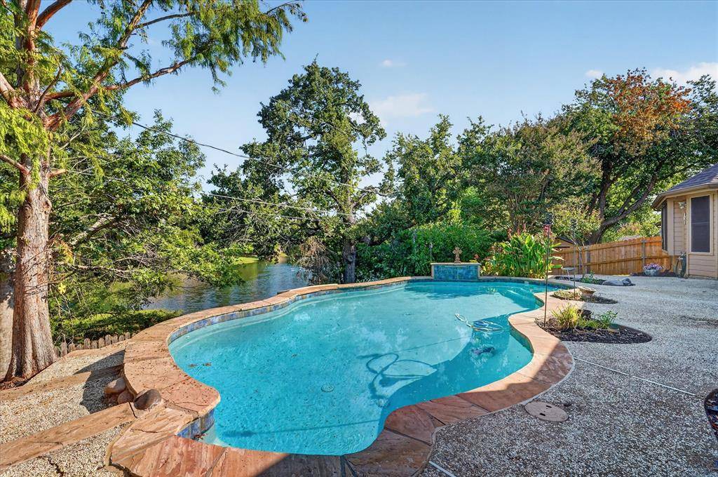 813 Twin Creek Drive, Mansfield, TX 76063
