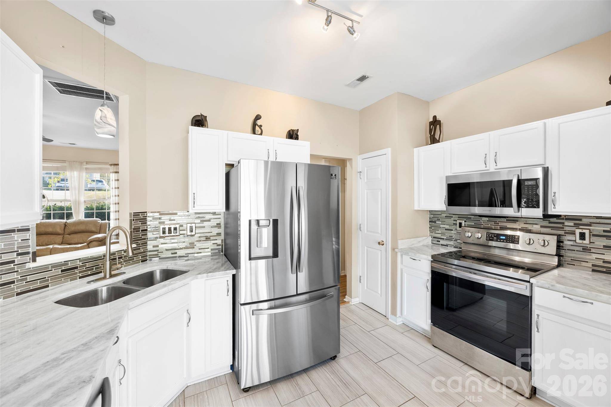 624 Cliffs Inn CIR, Charlotte, NC 28214