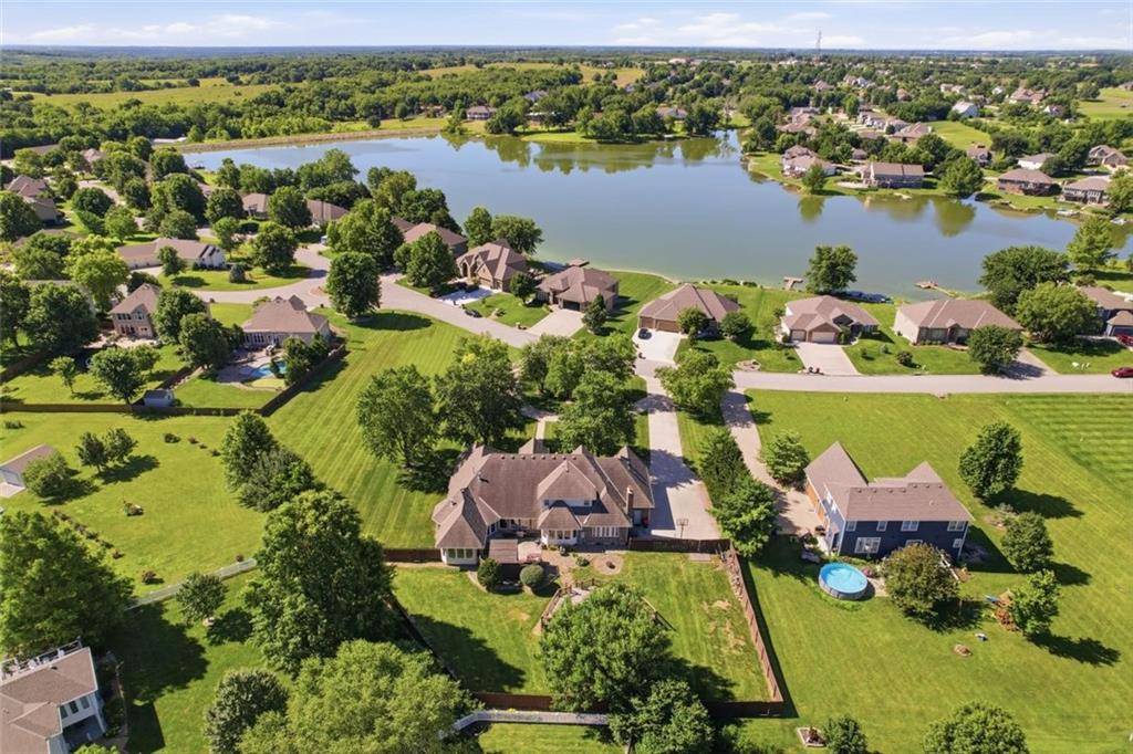 15586 Cedar LN, Basehor, KS 66007