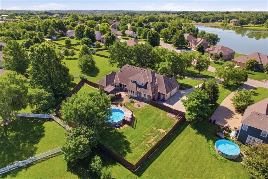 15586 Cedar LN, Basehor, KS 66007