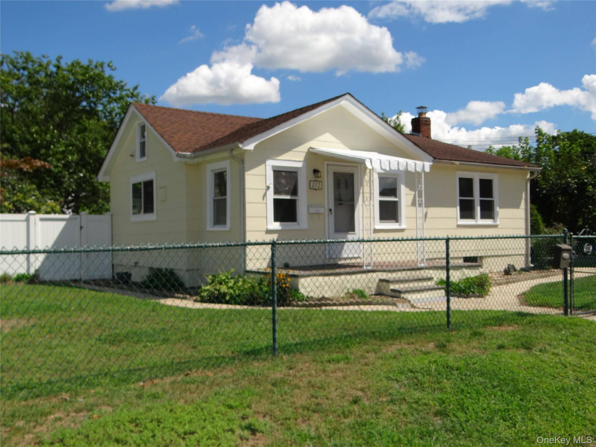 272 12th AVE, West Babylon, NY 11704