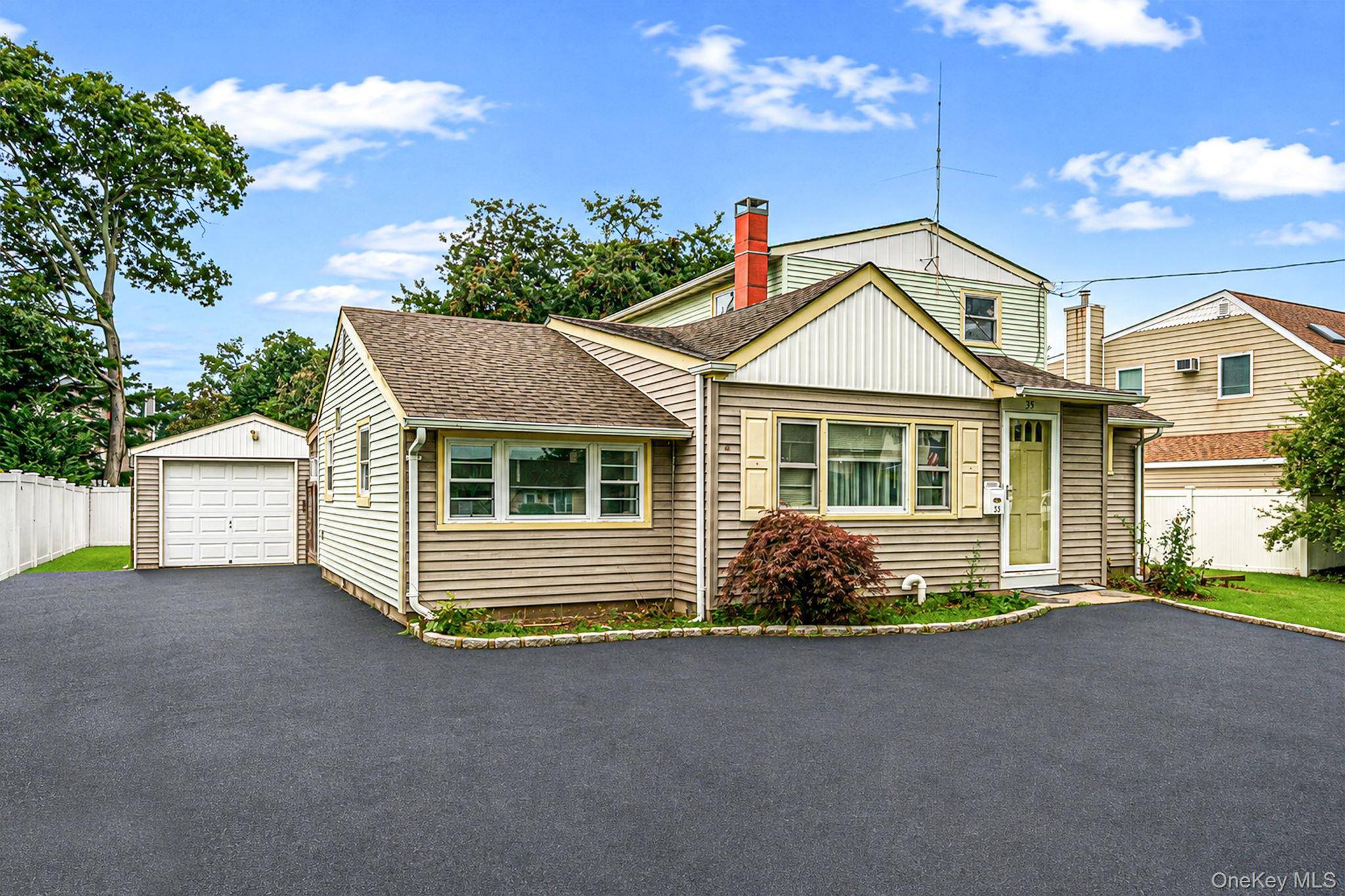 35 Gwendolyn PL, East Islip, NY 11730