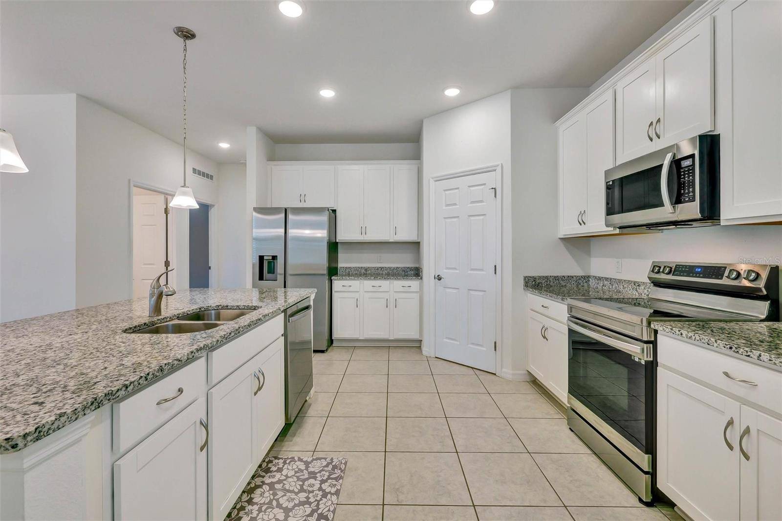 2599 AVALON PARK BLVD, Tavares, FL 32778