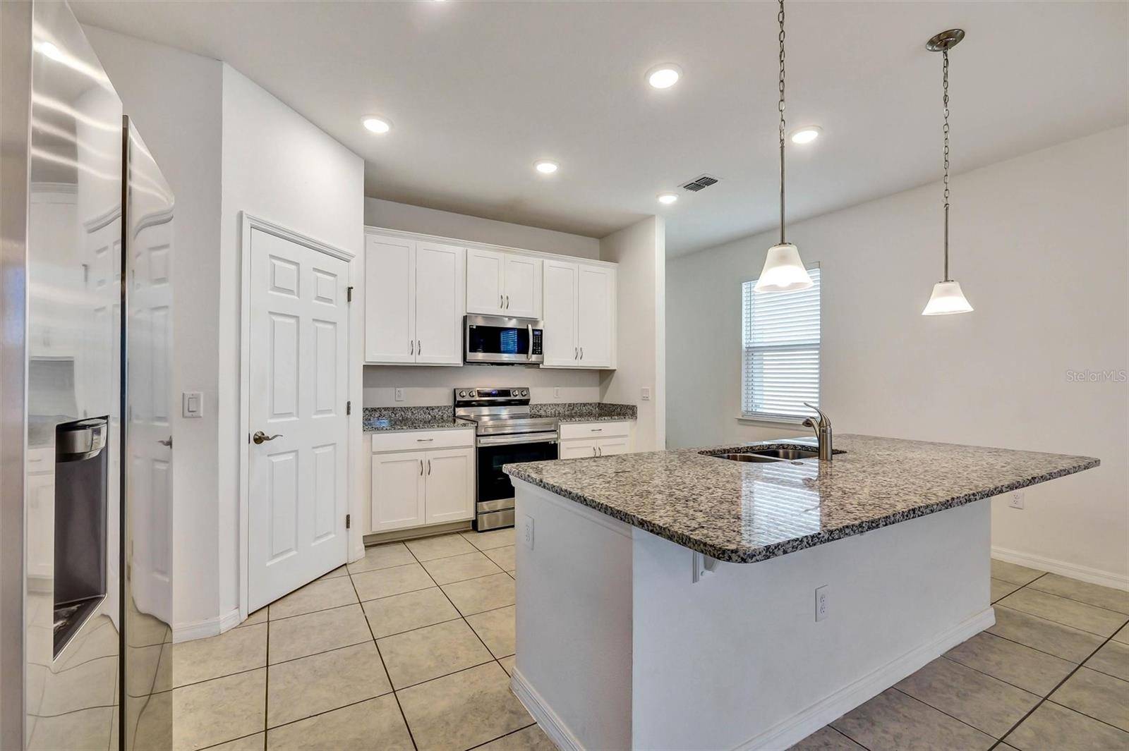 2599 AVALON PARK BLVD, Tavares, FL 32778