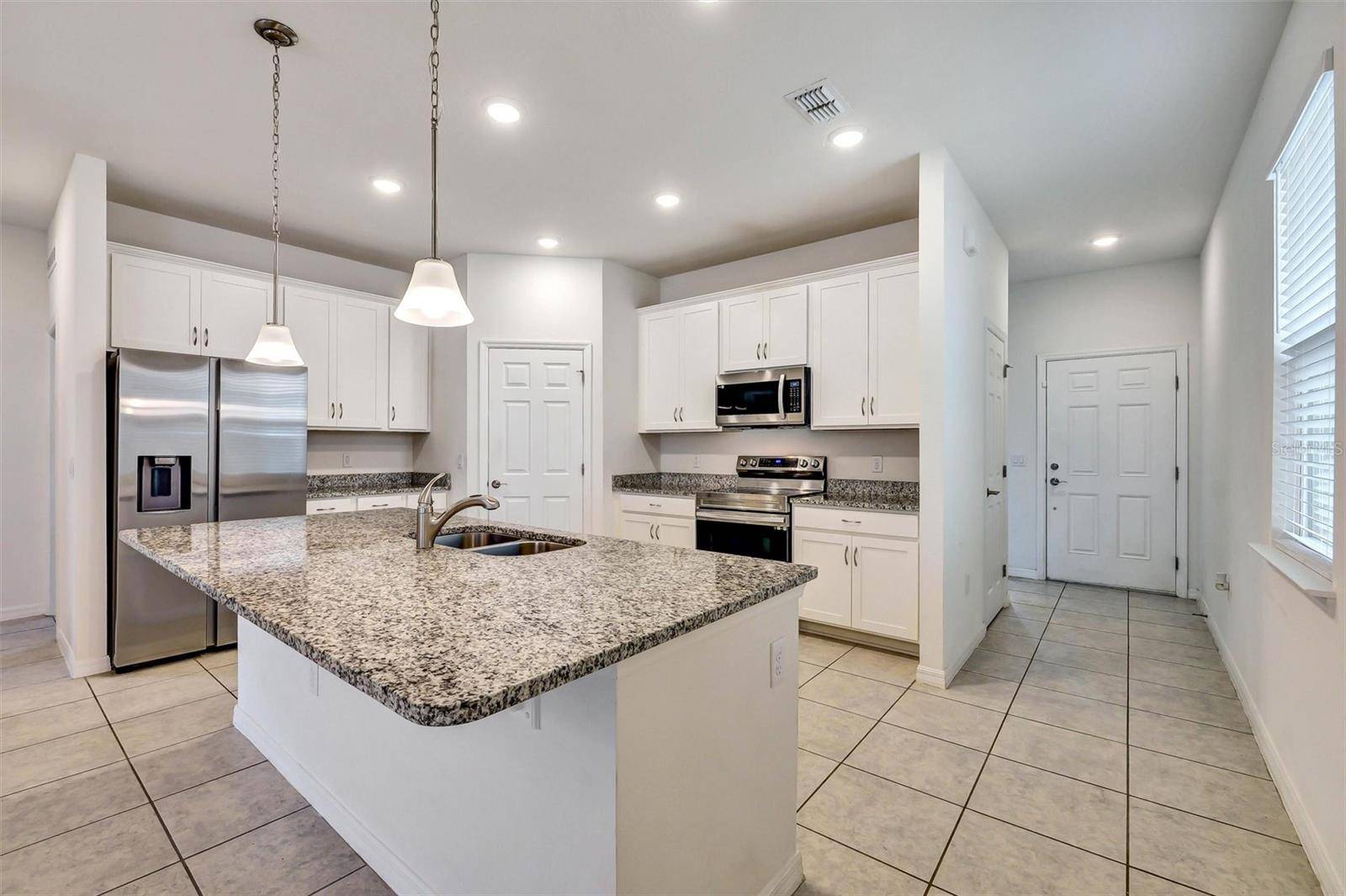 2599 AVALON PARK BLVD, Tavares, FL 32778